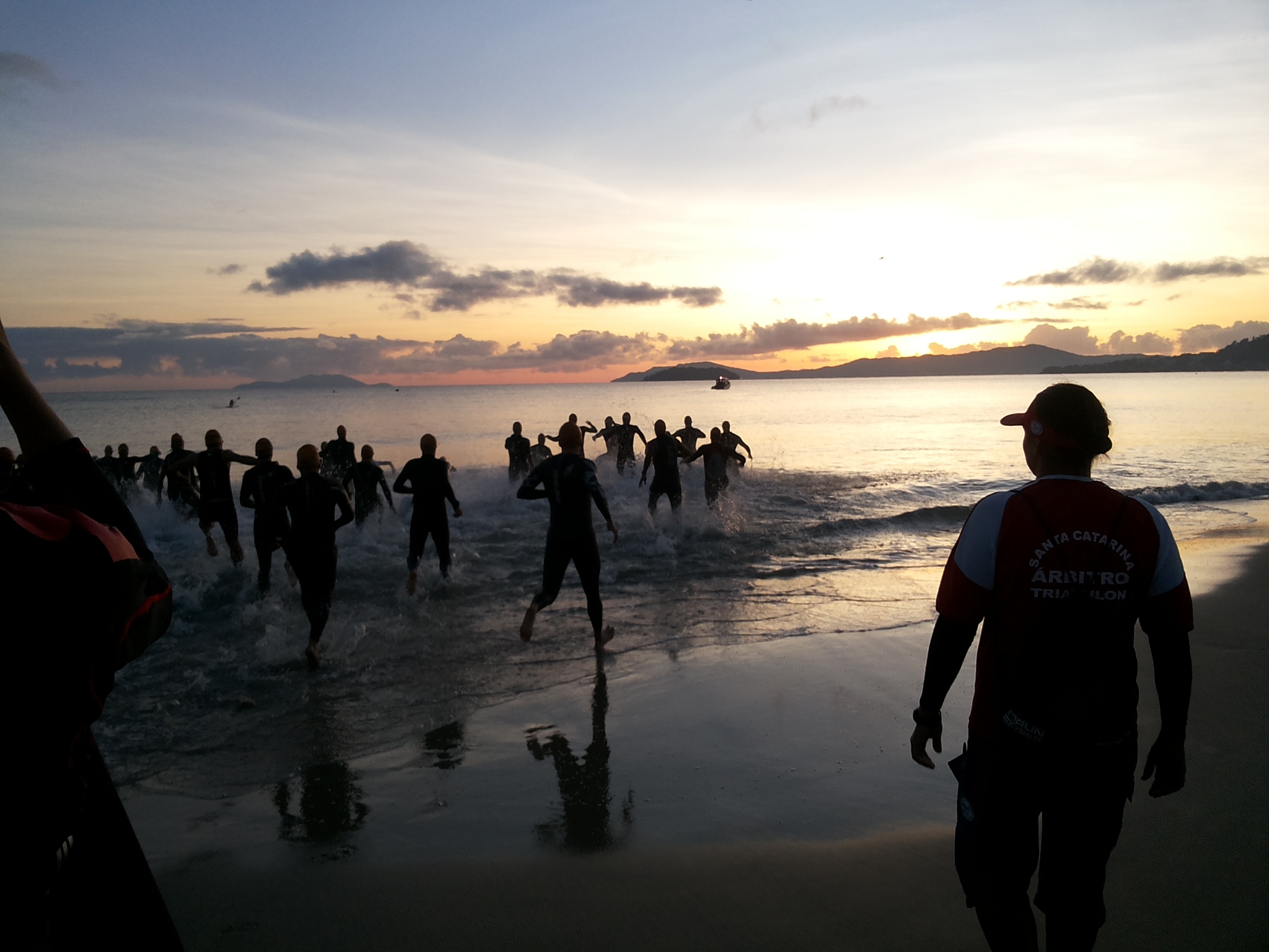 Triathlon madrugadão ao nascer do sol