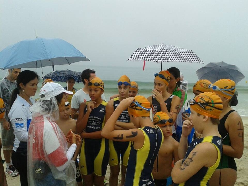 Chuva fina e mar gelado no Aquathlon de Jurerê