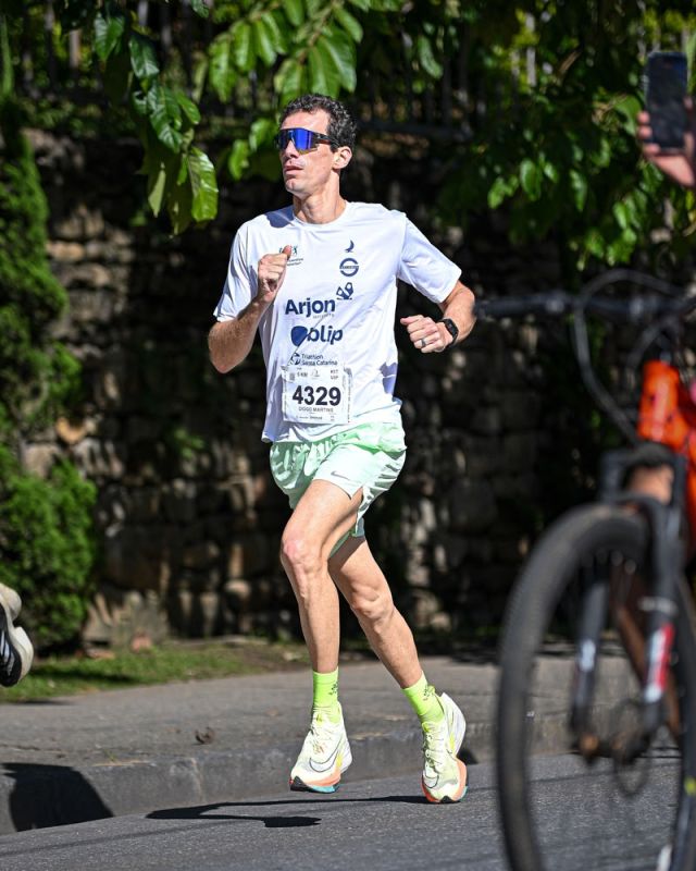 Triatleta Diogo Sclebin disputa etapa do Campeonato Brasileiro no Mãe Malvada Triathlon, em Juazeiro (BA)