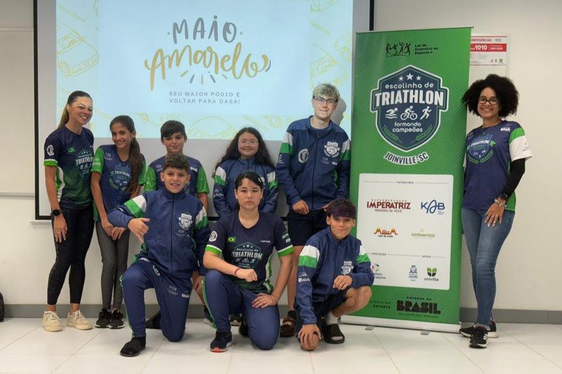 Maio Amarelo e prevenção de acidentes no trânsito são temas de aula educativa na Escolinha de Triathlon de Joinville (SC)