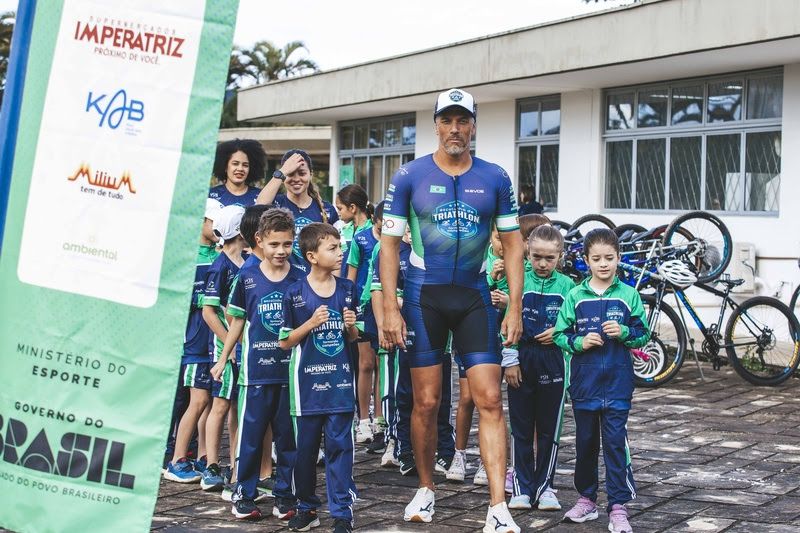 Padrinho olímpico Juraci Moreira acompanha nova geração de triatletinhas em visita à Escolinha de Triathlon de Joinville (SC)